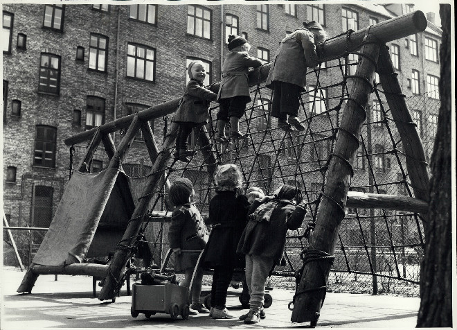Legeplads ved Sønder Boulevard 11. maj 1955.