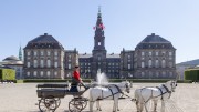 Christiansborg_Slot_fra_Ridebanen_med_karet_foto_Mikkel_Groenlund